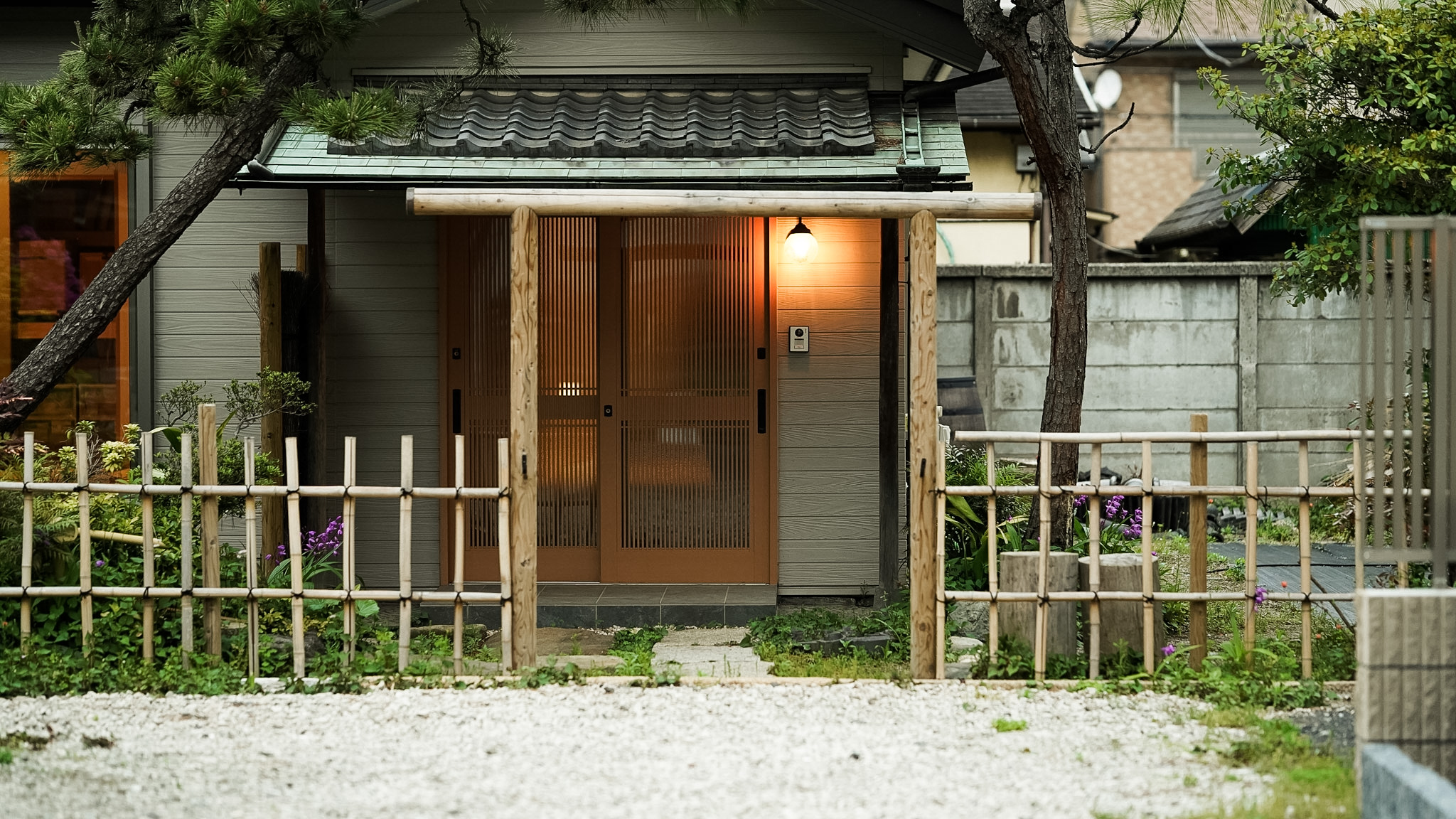 松と竹垣に囲まれた神保軒の外観