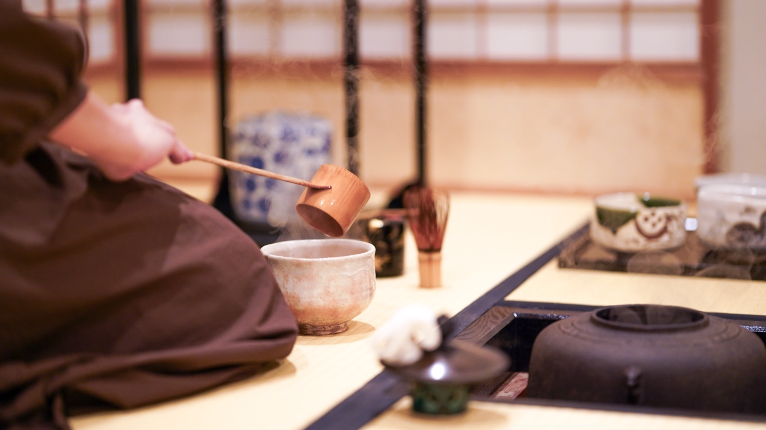 茶室でお点前をする講師