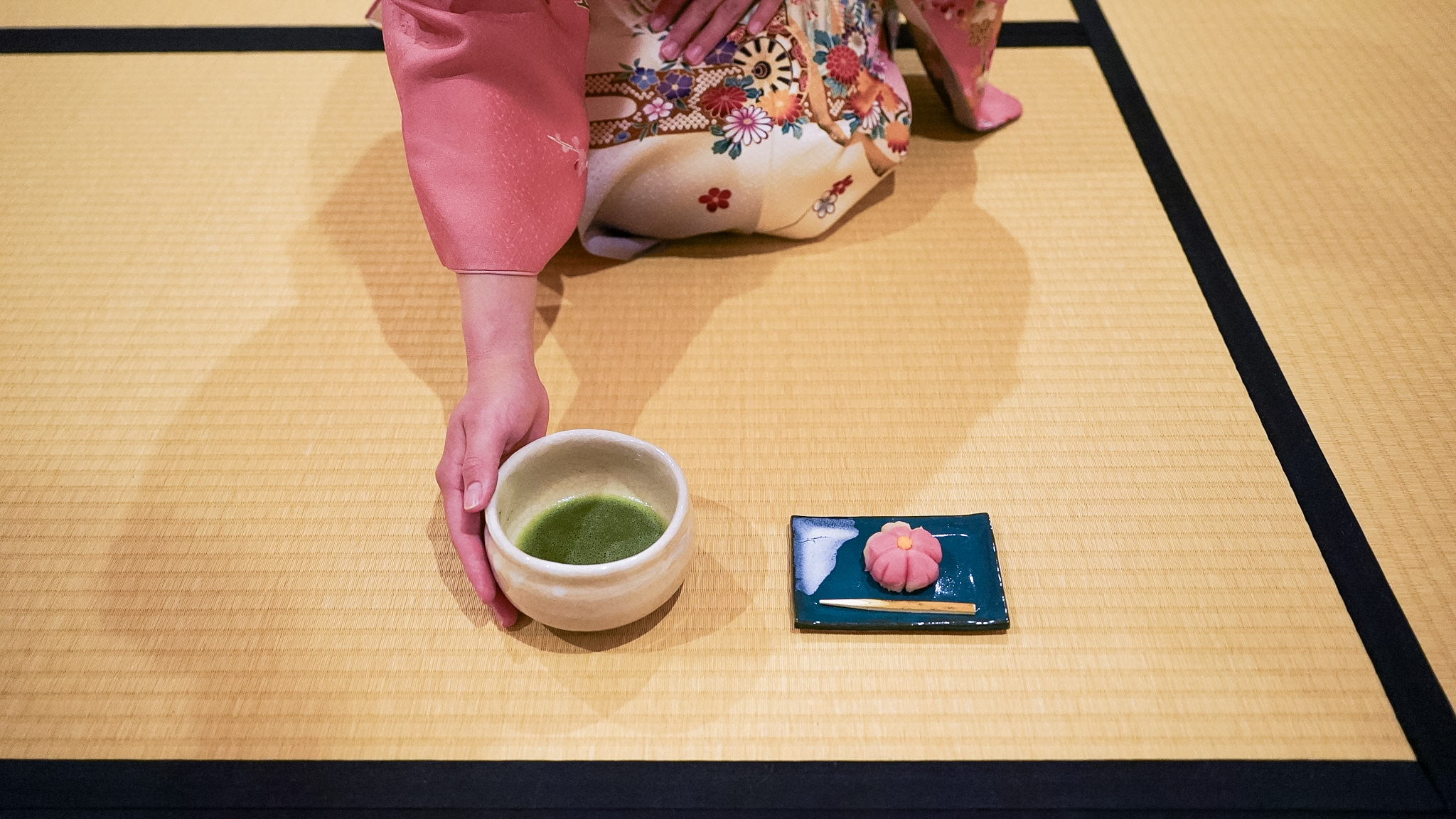 和菓子とお抹茶をいただく様子