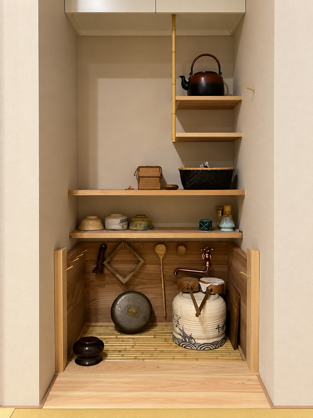 茶碗や柄杓、水甕を備えた神保軒の水屋