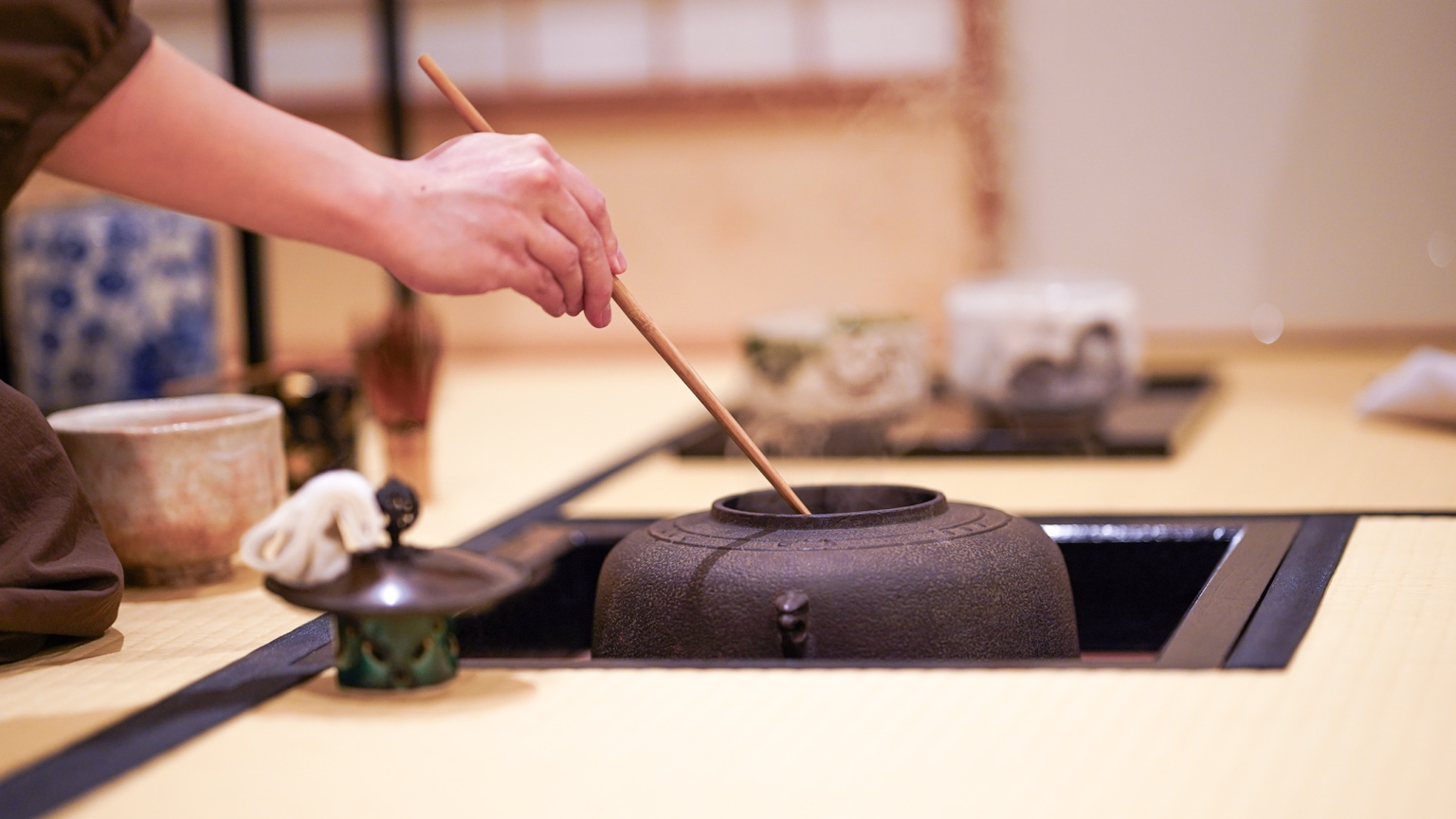 亭主が釜の前で茶道具を扱うお点前の様子